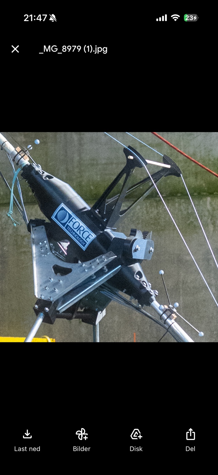 Close-up of the OptiFloat test model with FORCE Technology branding, support structure and measurement markers